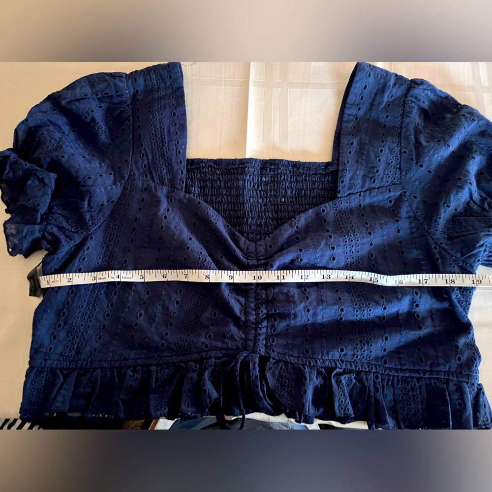Puffed sleeve summer top.
